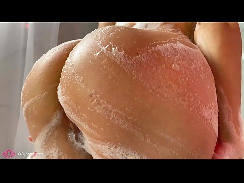 ❤️ Zeshkania masturbon pidhin me vibrator deri në orgazmë intensive në dush Porno në pornografi sq.hellporno-com.ru