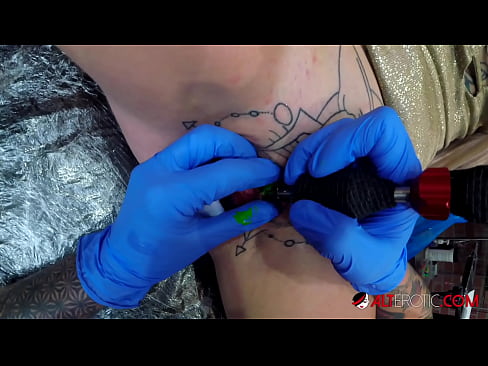 ❤️ E dashura jashtëzakonisht e bërë me tatuazhe, Sully Savage, bëri një tatuazh në klitorisin e saj Porno në pornografi sq.hellporno-com.ru